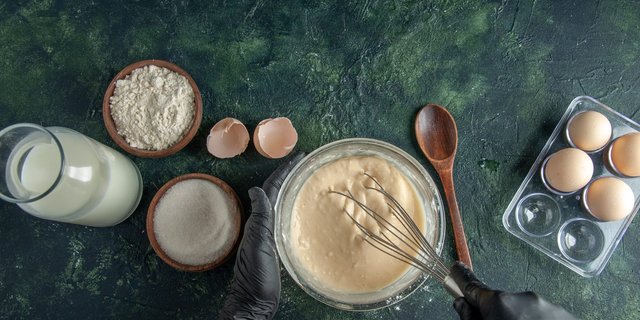 Mengocok adonan kue menggunakan bahan baku telur, terigu, gula, dan cake emulsifier