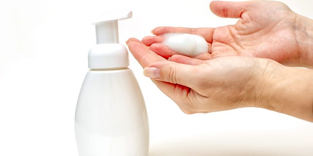 Gambar botol berisi Texapon, bahan surfaktan utama dalam produk pembersih sabun
