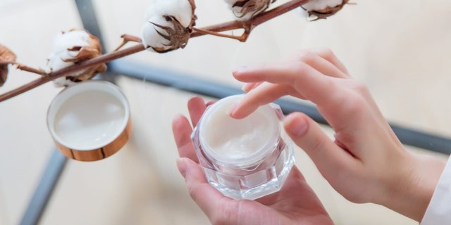 Active Ingredients in Skincare Moisturizers: Humectants, Emollients, Occlusives, and Ceramides